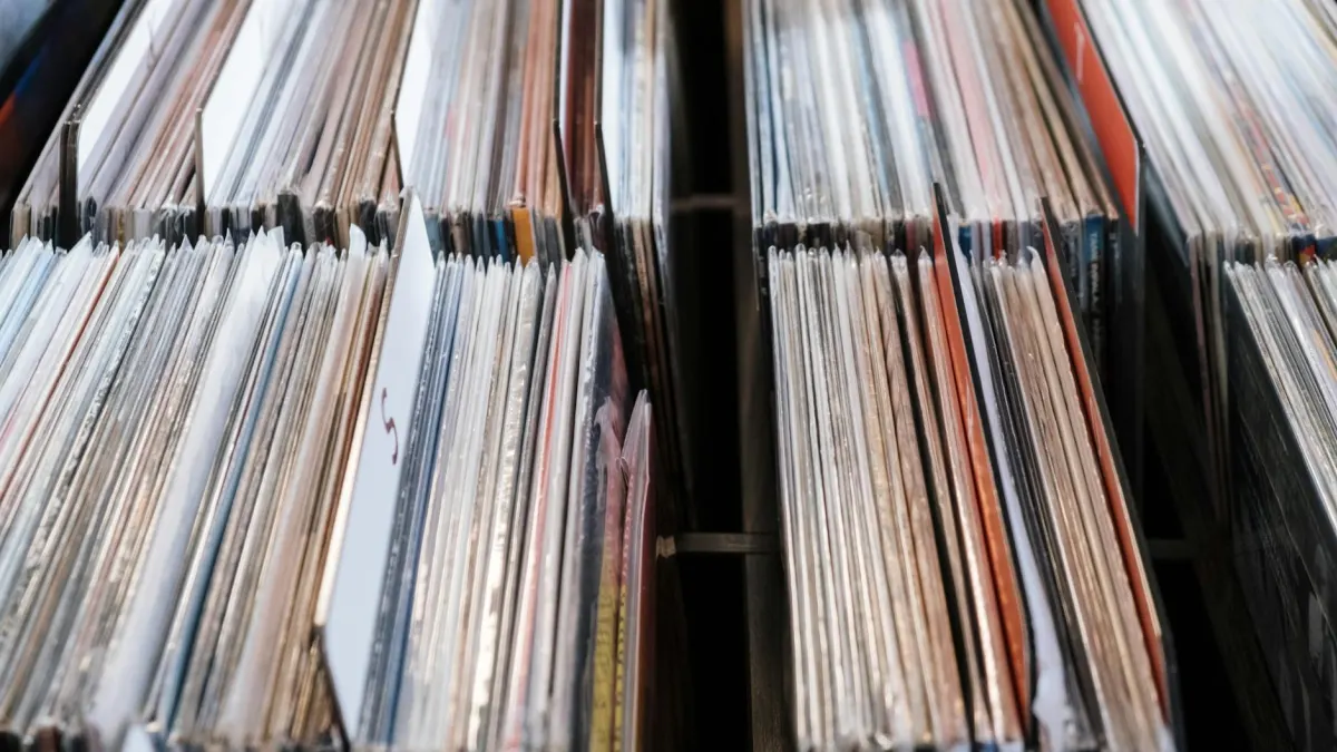Universal Music Group (UMG) repurchases 920,787 shares for €18.6M
