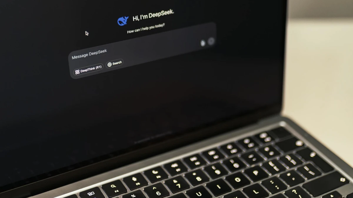 Apple (AAPL) CEO Transition to Hardware Expert Amid AI Growth