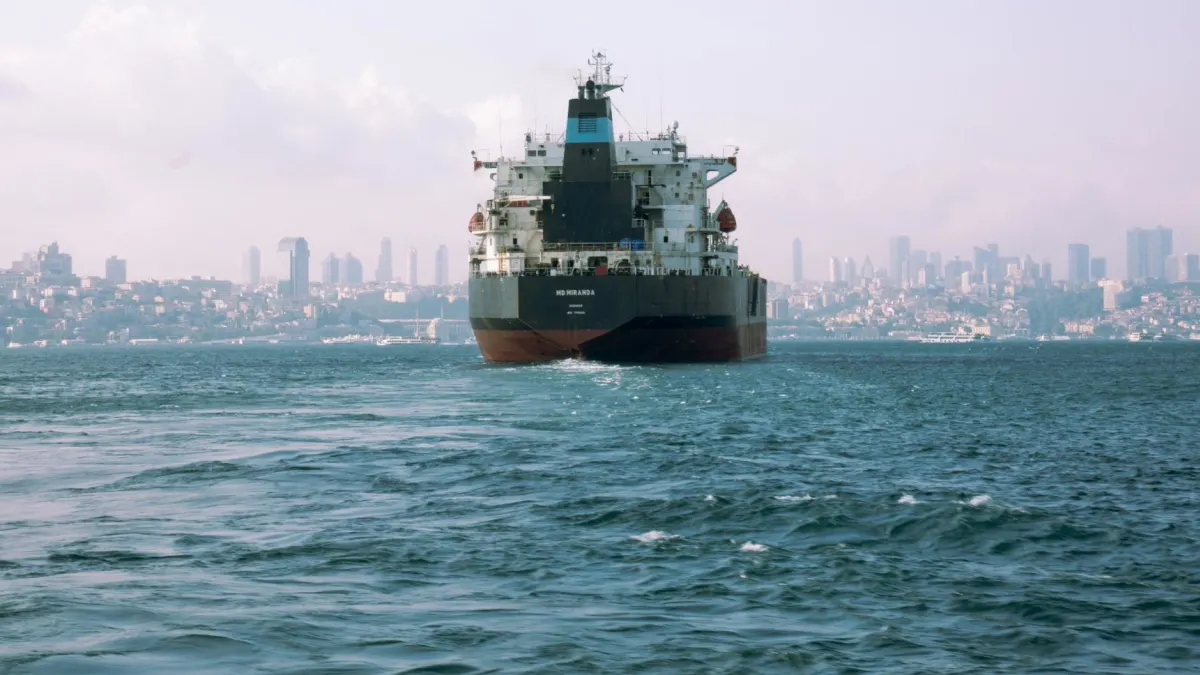 Strait of Hormuz Ship Traffic Remains Low Amid Naval Tensions