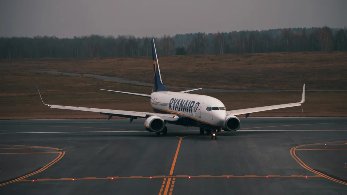 Airlines Face Bankruptcies Amid $100 Oil Prices, Warns Ryanair (RYAAY)