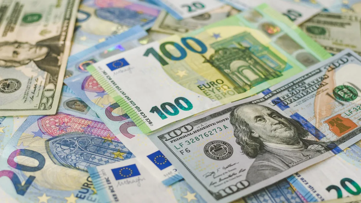 Yen Gains 0.5% Against Dollar After BOJ Holds Rates Steady