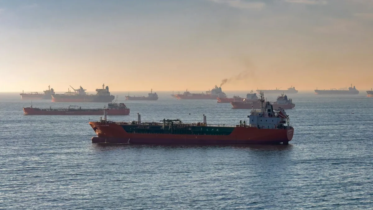 Oil Futures Near $115 as Strait of Hormuz Tensions Persist