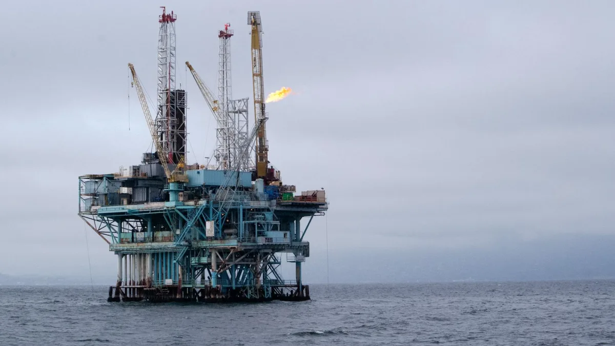 Oil Gains as U.S. and Iran Exchange Fire in Hormuz Tensions