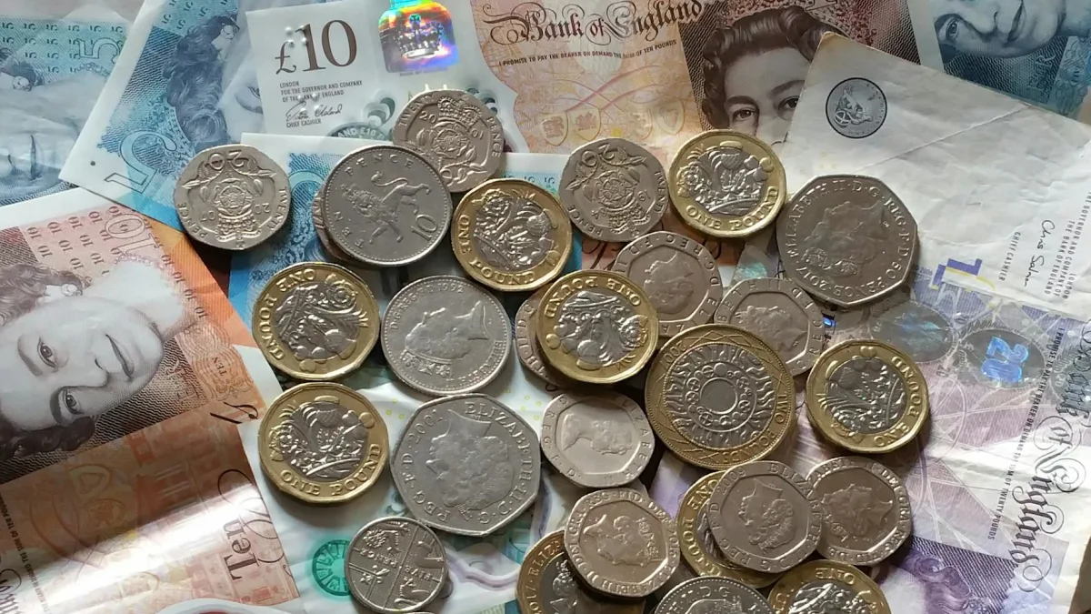 UK Bond Yields Hit Highest Level Since 1998 Amid Rate Hikes