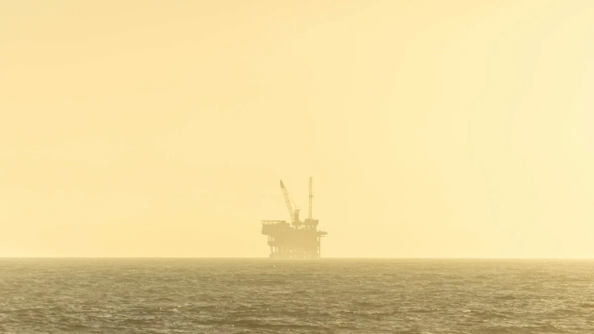 Oil Futures Fall After Trump Pauses Strait of Hormuz Efforts