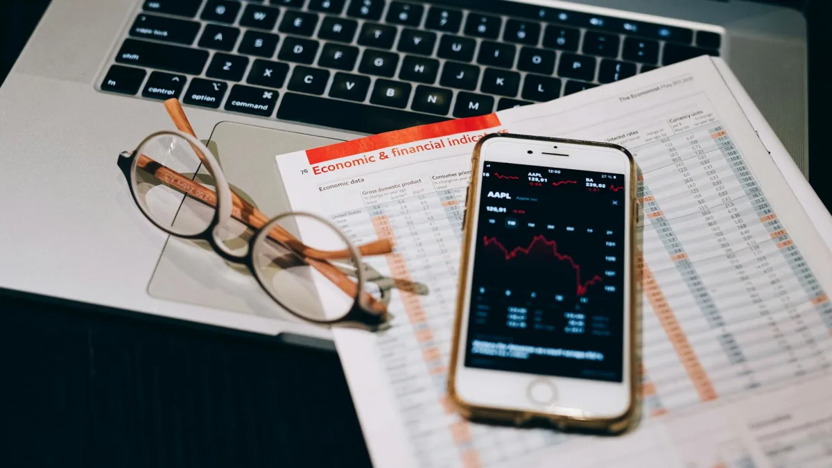 WSJ Report Highlights Market Trends for AAPL and Other Stocks