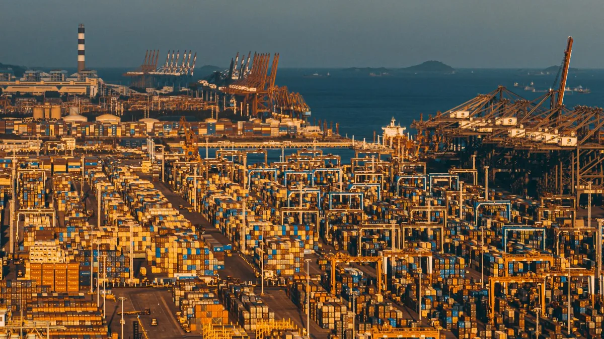 China April Exports Rebound, Trade Surplus Expands Ahead of Visit