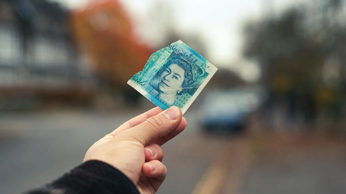 British Government Debt Falls Sharply Amid Leadership Uncertainty