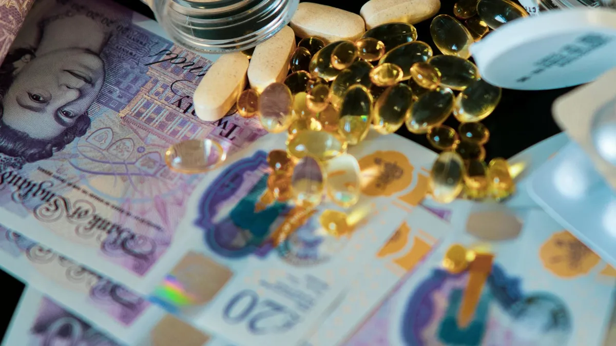 UK Bonds and Sterling Drop Amid Starmer Pressure Before Meeting