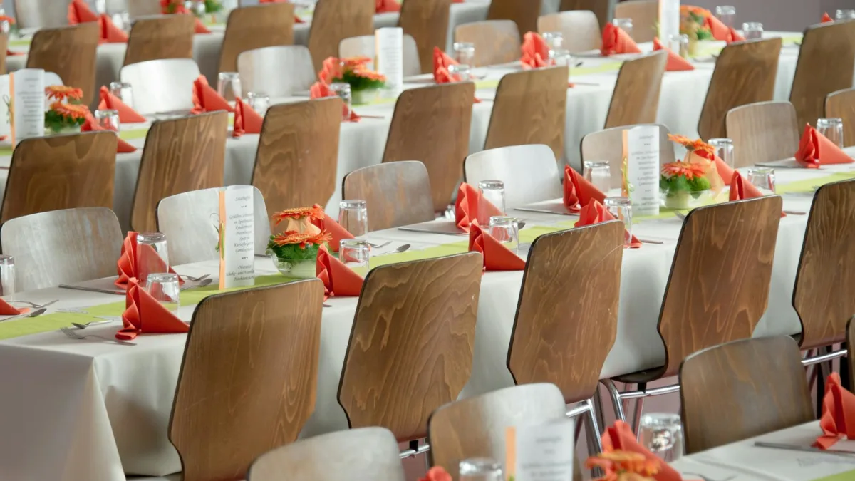 Warren Buffett lunch auction raises $9 million for charity event