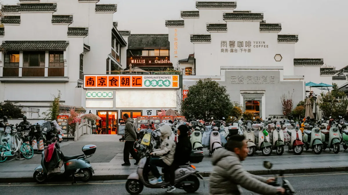 Kospi Falls 1.35% as U.S.-China Talks Continue Amid Market Volatility