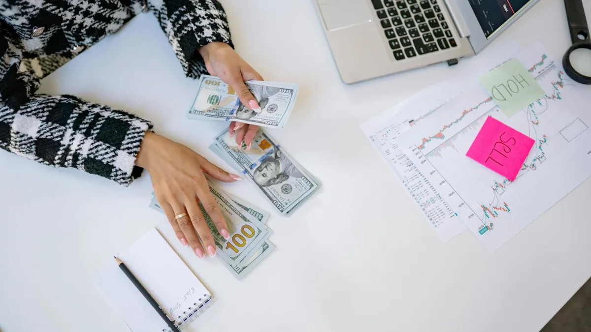 Appaloosa Sells Delta (DAL), American (AAL), United (UAL) Stocks
