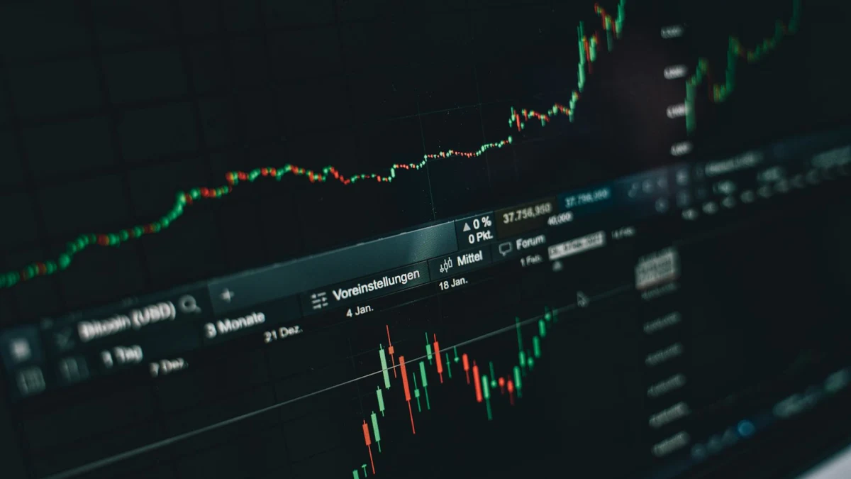 AI Spending Hits $800B, Boosting GDP and Stocks Amid Wage Declines
