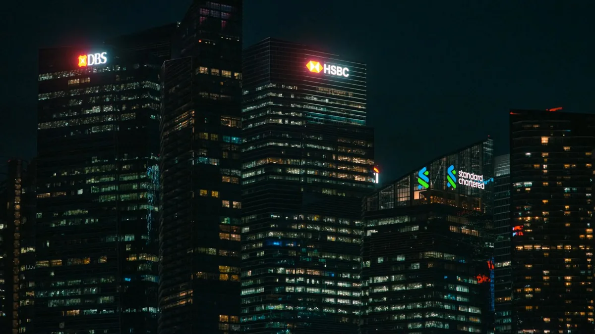 Standard Chartered (STAN) to Cut 7,800 Roles by 2030 Amid AI Adoption