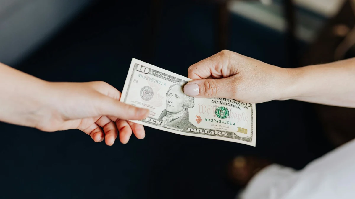 Dollar Declines Amid U.S.-Iran Peace Deal Prospects