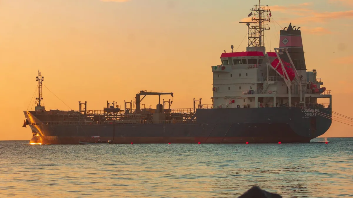 Tankers Exit Hormuz Amid Talks on Iran Deal Prospects