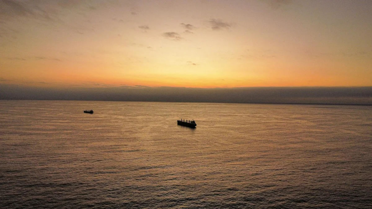 Oil Risks Rise with Strait of Hormuz Reopening Delay Warnings