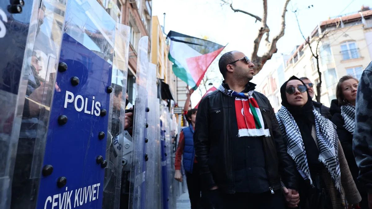 Turkish Riot Police Oust Opposition Leadership Amid Political Tensions