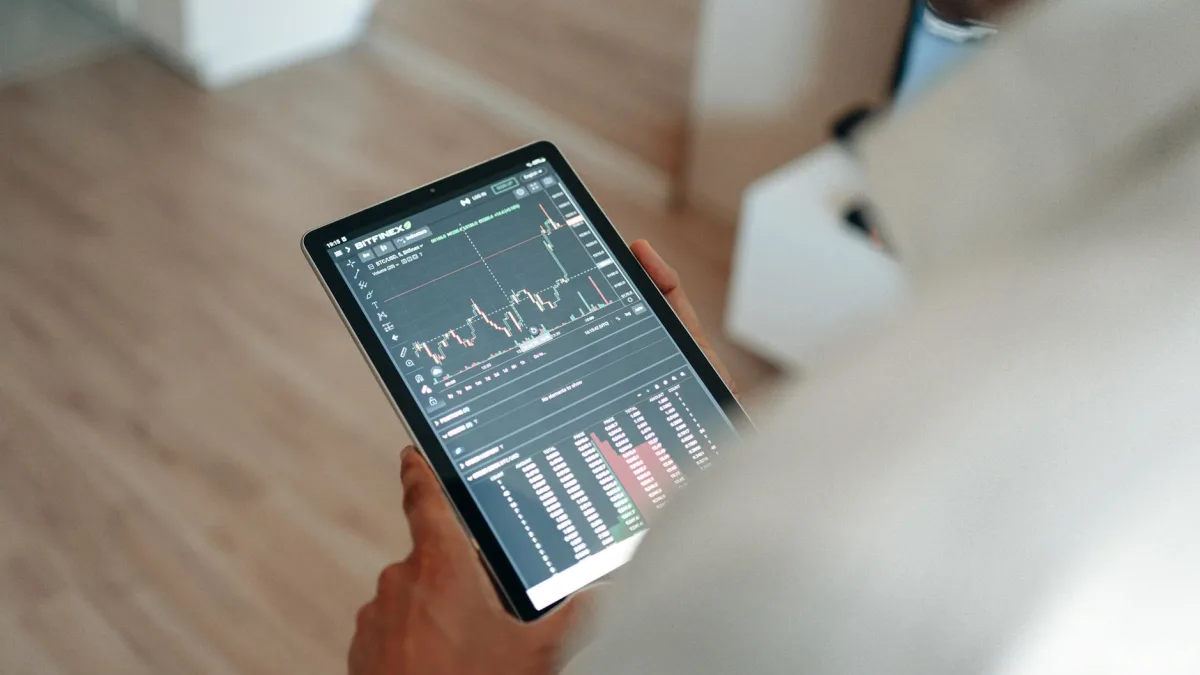 Fortrea Holdings (FTRE) SWOT Analysis Reveals Divergent Market Views
