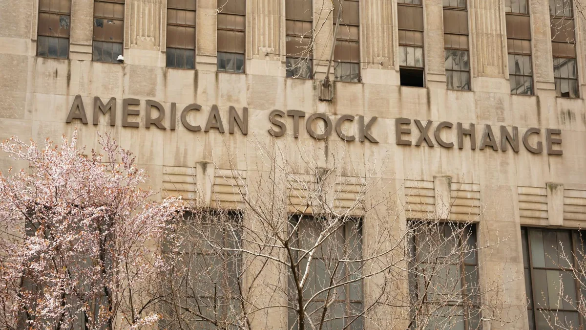 TSX Futures Jump 1% as Gold Climbs Amid Iran Peace Deal Hopes