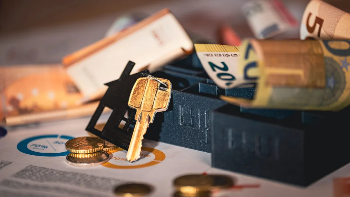 VICI Properties (VICI) faces lease concerns amid valuation debate