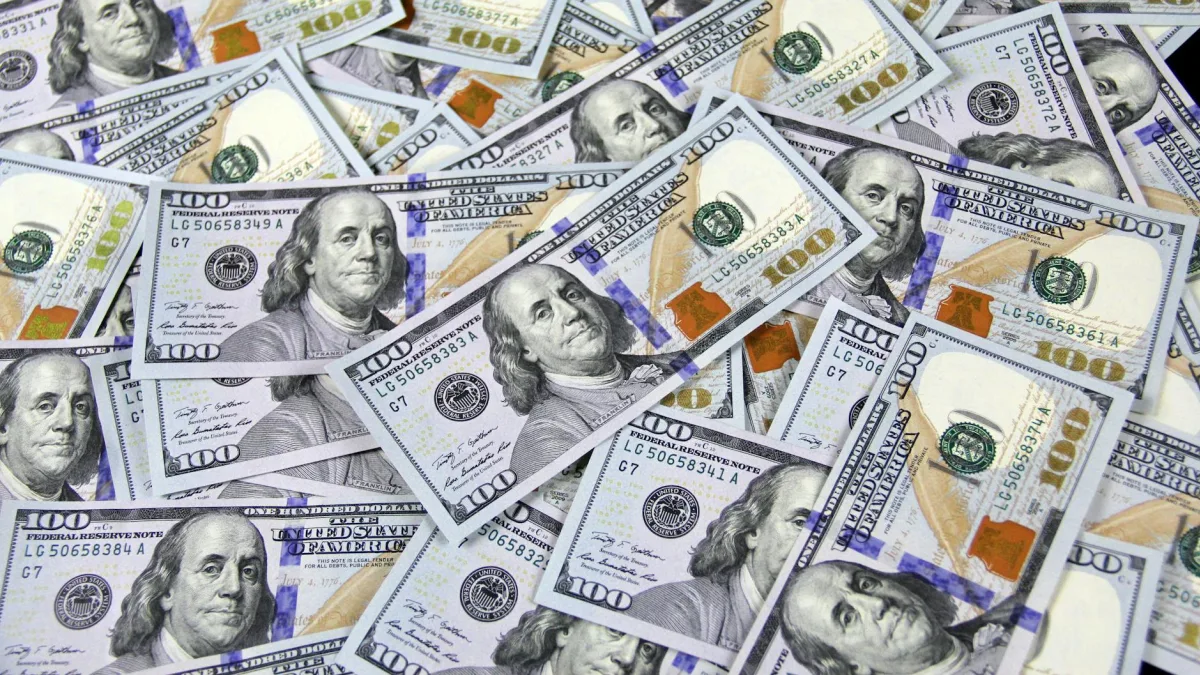Dollar Edges Lower Amid Middle East Uncertainty and Caution