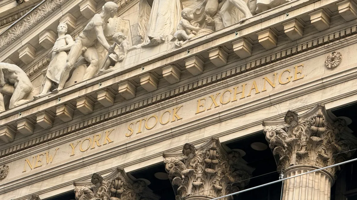 Dow (DJI) Reaches Record High Amid Mixed Wall Street Performance