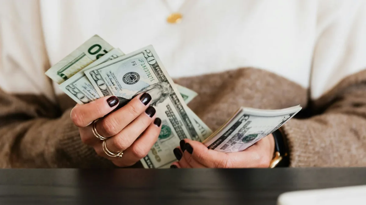 Dollar Index Holds Steady at 99.05 Amid Middle East Tensions