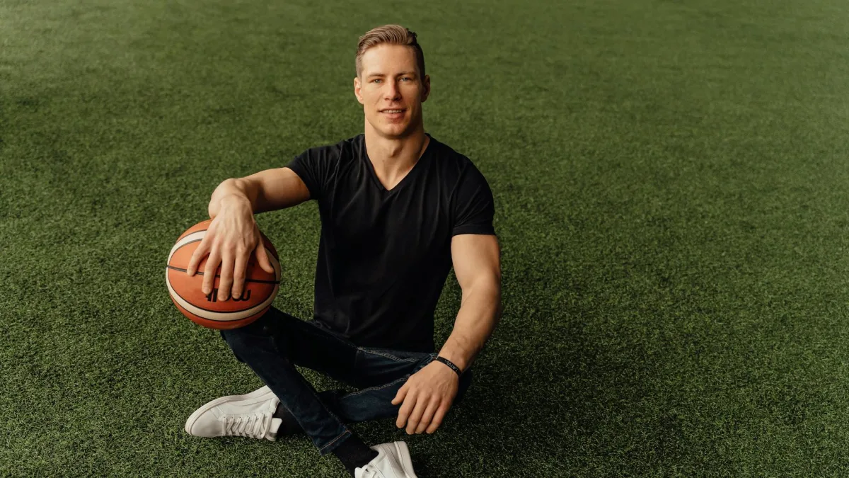 Steph Curry signs endorsement deal with Li-Ning after Under Armour split