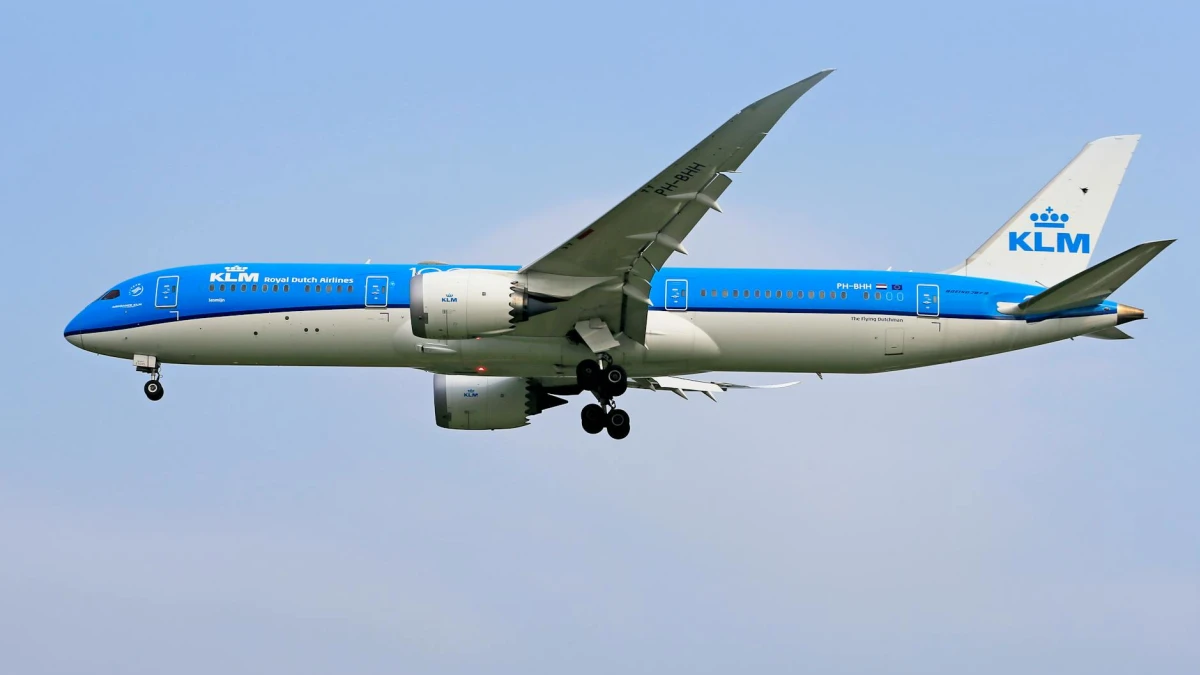 Boeing (BA) 787 Nose-Gear Collapse Causes Multiple Injuries