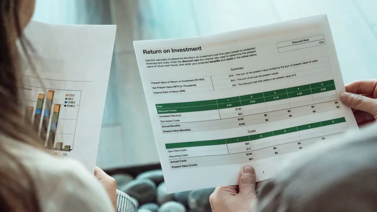 Income Funds Yield Double-Digit Returns Amid Cost Complexity