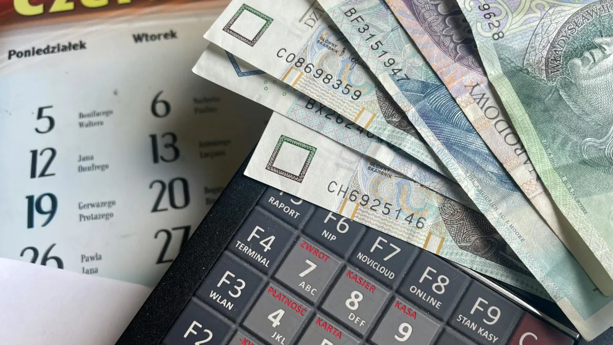 UK Pay Settlements Hold at 3.5% for Second Month
