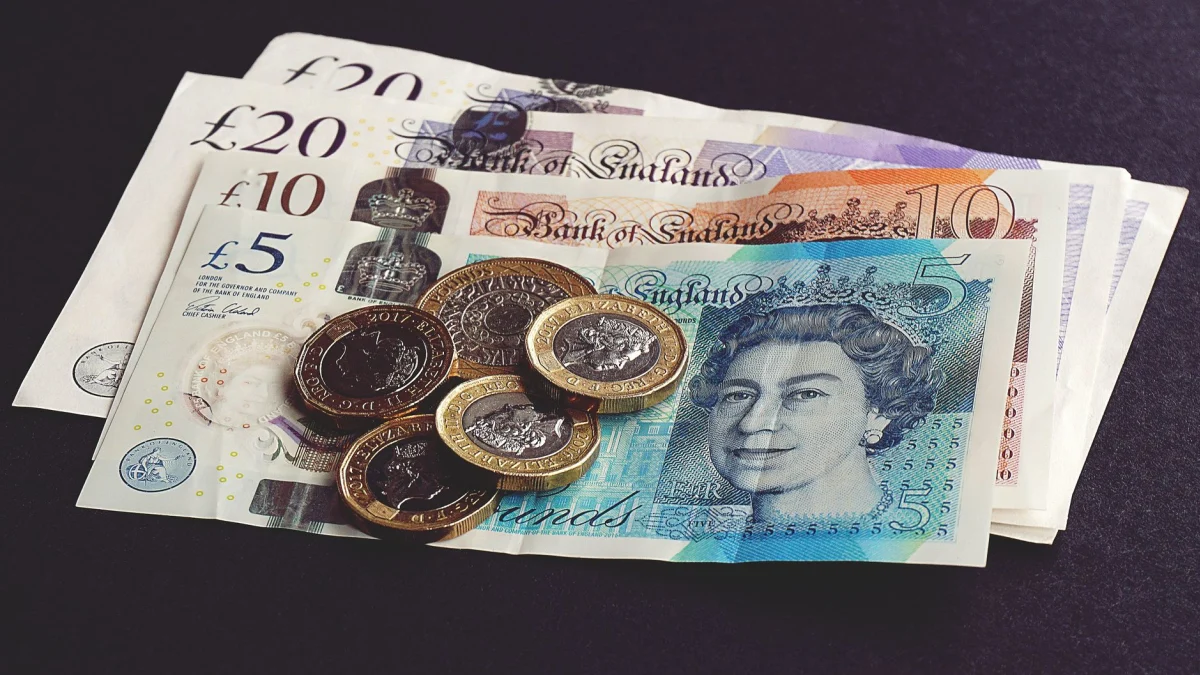 UK Economy Shrinks 0.1% in April Amid Iran Conflict