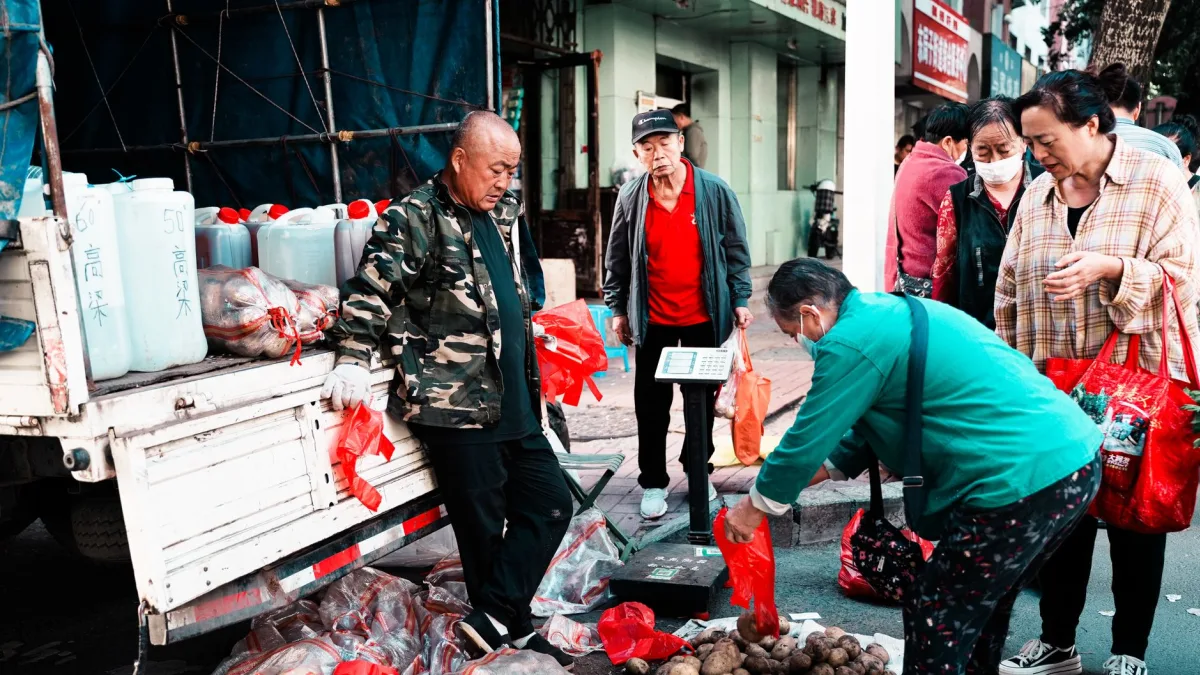 Chinese Economy Shows Slow Growth Amid Declining Consumer Demand