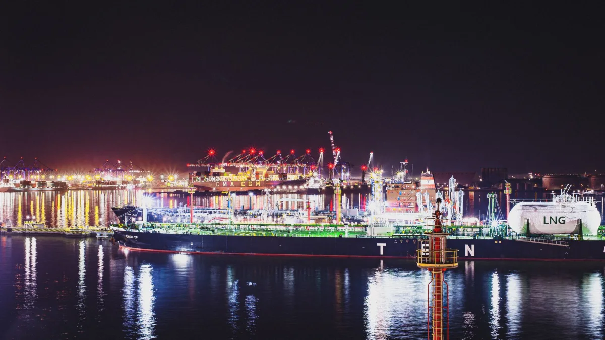 LNG Tanker Heads Toward Hormuz Amid US-Iran Pact Implementation