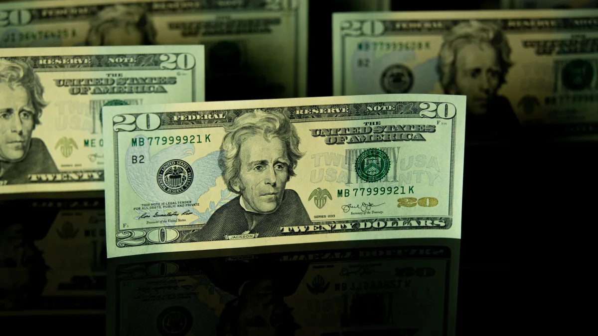 Dollar Hits 1-Year High on U.S. Rate Rise Bets