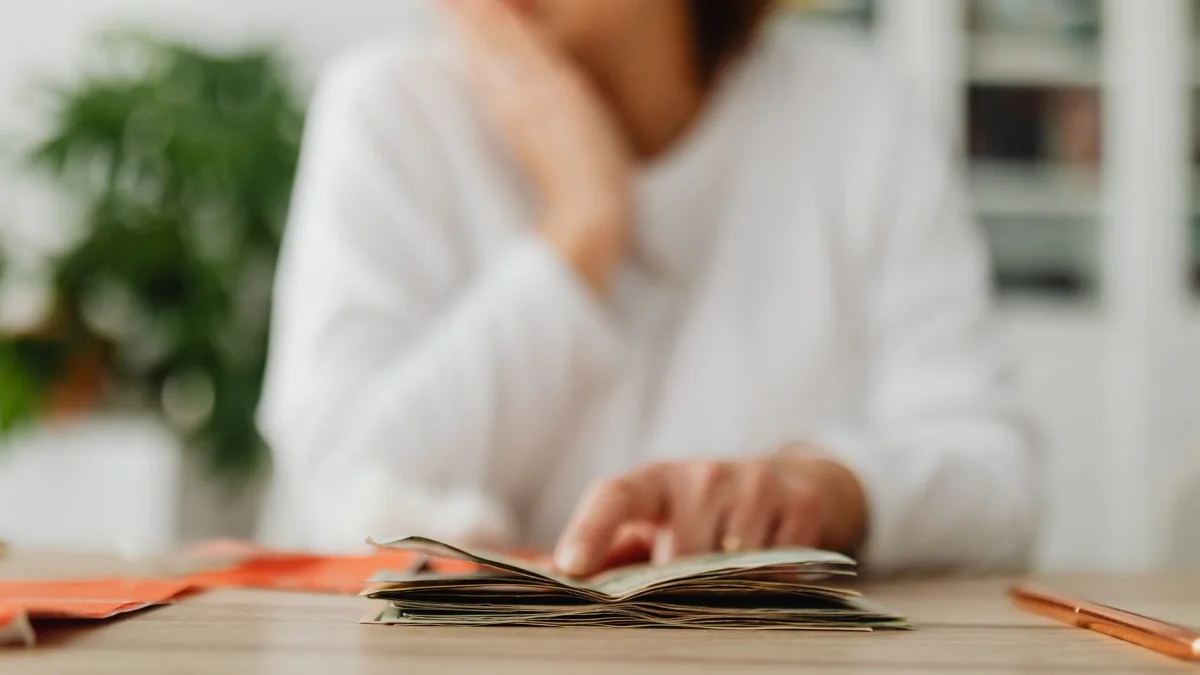 Retirement Planning: $950,000 Savings and Social Security Decisions