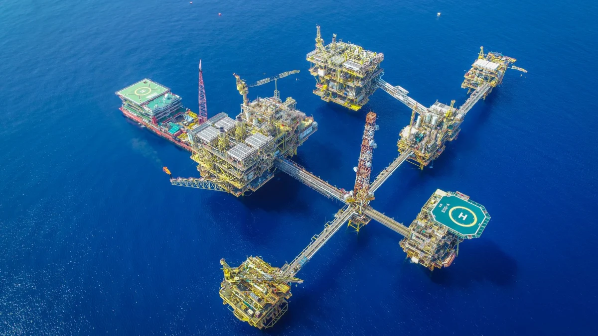 Iranian Crude Oil Exports Increase via Hormuz Amid Transit Growth