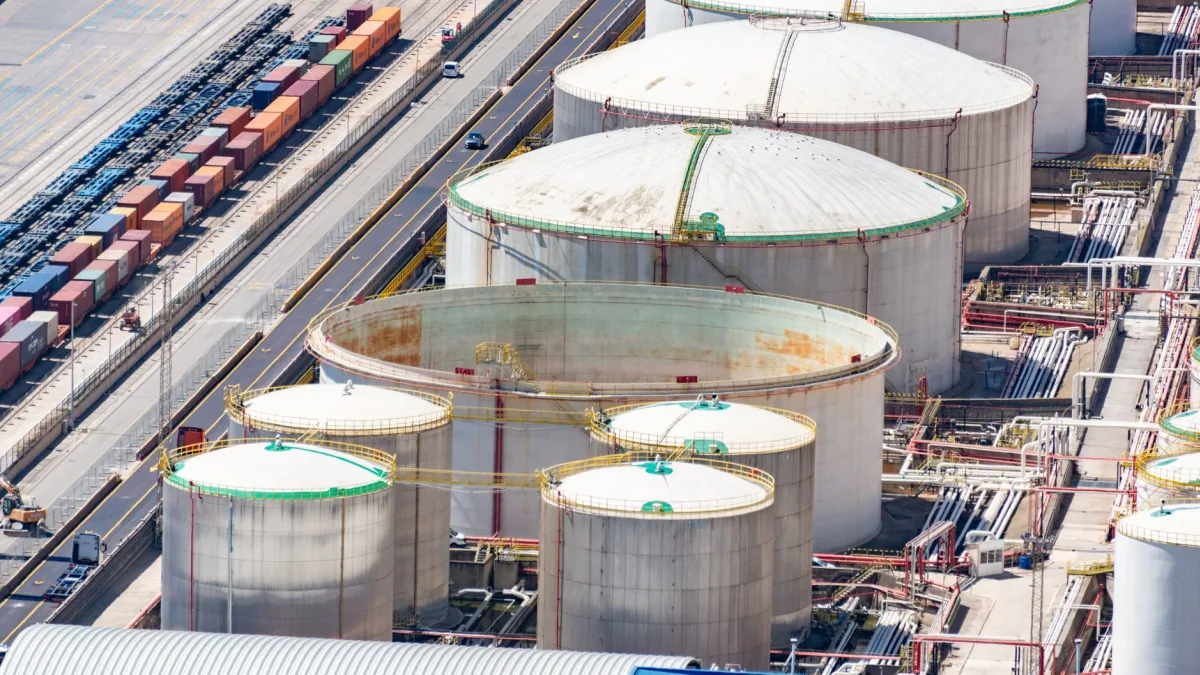 Oil Prices Drop Below $74 Amid Iranian Supply Expectations