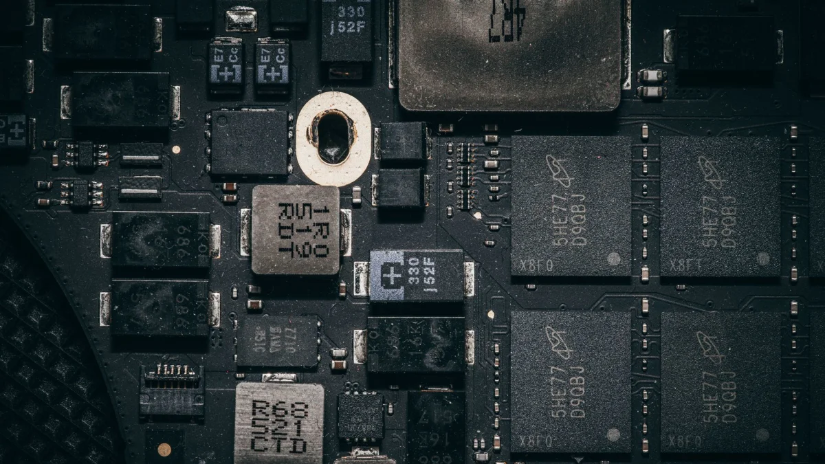 Samsung Electronics (005930) Rises 4% Following Global Tech Selloff