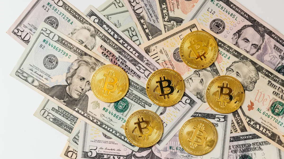 CryptoQuant Recommends Halting Bitcoin Buys, Boosting Cash Reserves