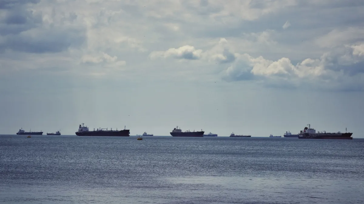 Strait of Hormuz Incident Halts Evacuation Plans for Ships