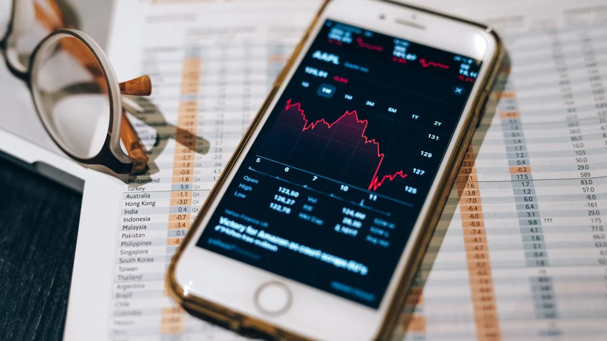 Apple (AAPL) Shares Fall 6% Amid Tech Sector Concerns