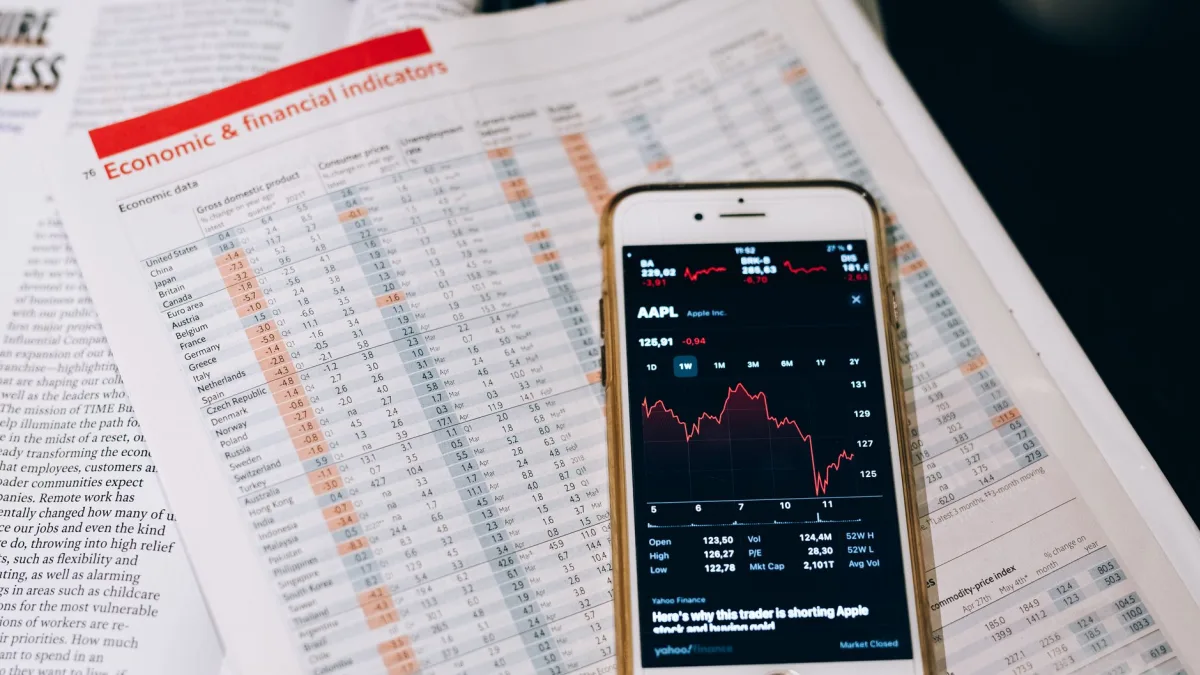 WSJ Reports Market Trends for AAPL Amid Economic Changes