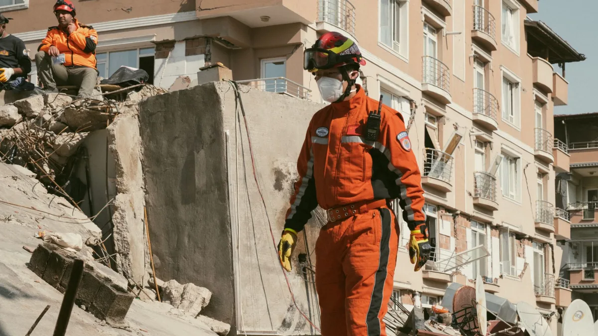 Venezuela quake toll exceeds 900, search efforts ongoing