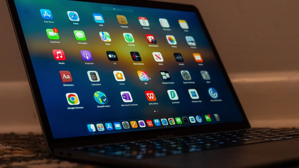 Apple (AAPL) Shifts Mac Chip Strategy to AI-Focused M7 by 2027