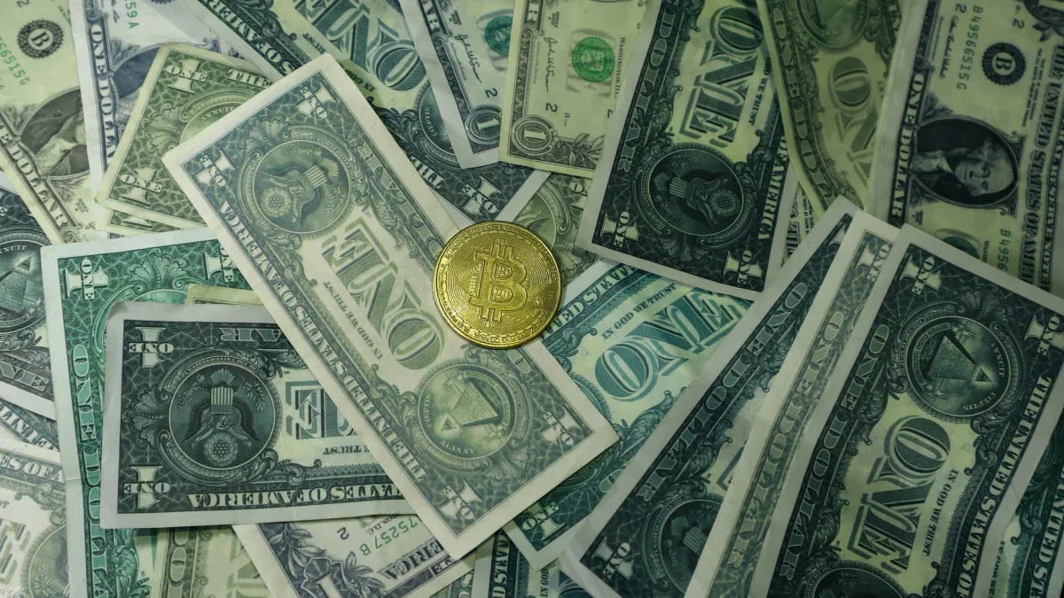 Central Banks Ditch Dollar for Gold Amid Record Purchases
