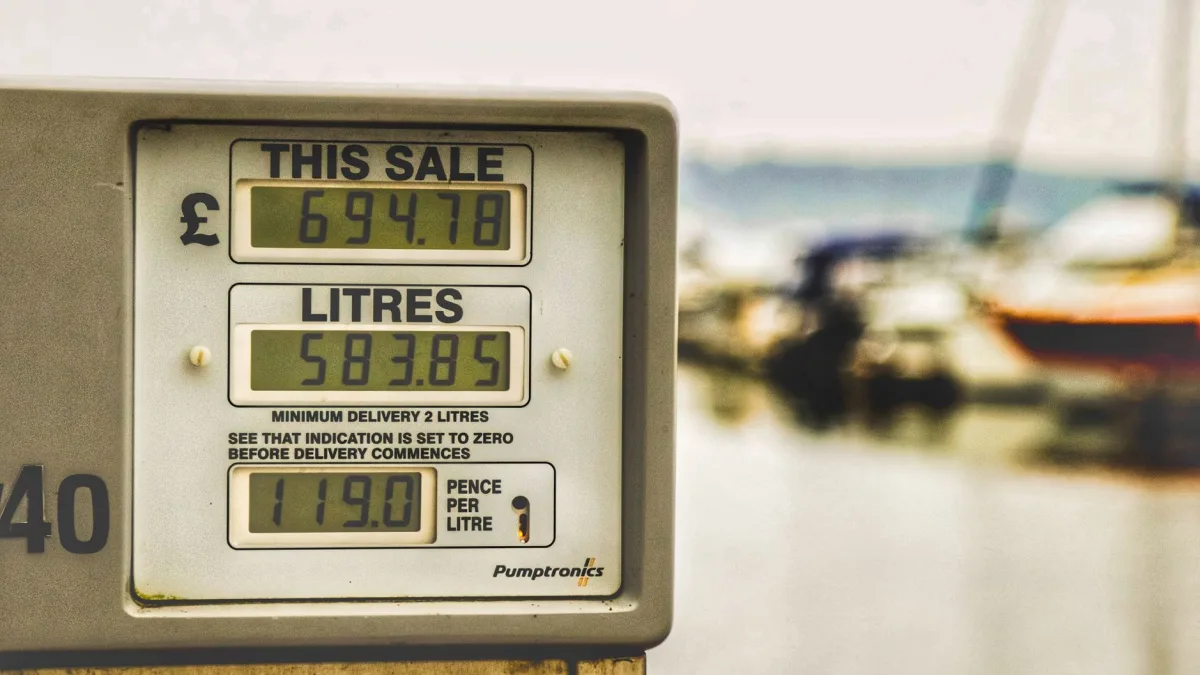 Oil Prices Rise 2% to One-Month High Amid US-Iran Tensions