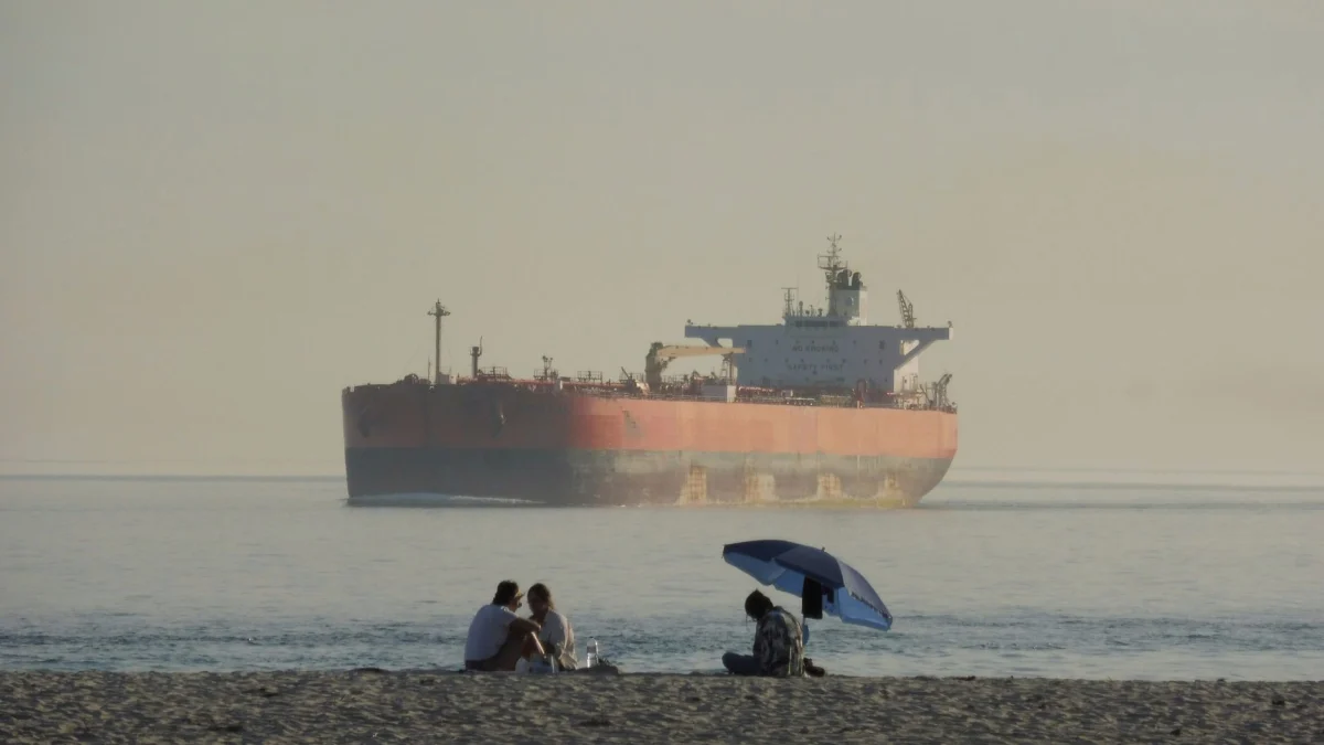 Oil Prices Stabilize Amid Hormuz Ship Attacks Threatening Supply