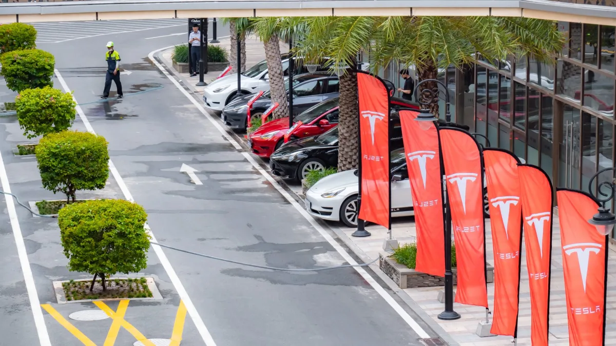 Tesla (TSLA) and Alphabet (GOOGL) Stocks Fall on Earnings and Oil at $100